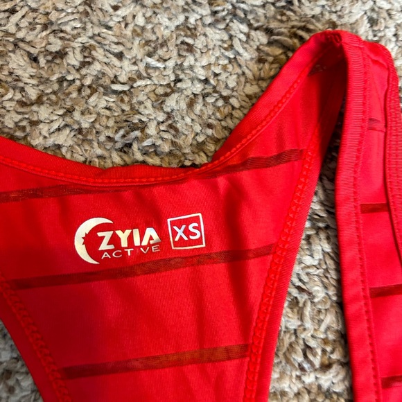 ZYIA Active tank - Picture 2 of 5